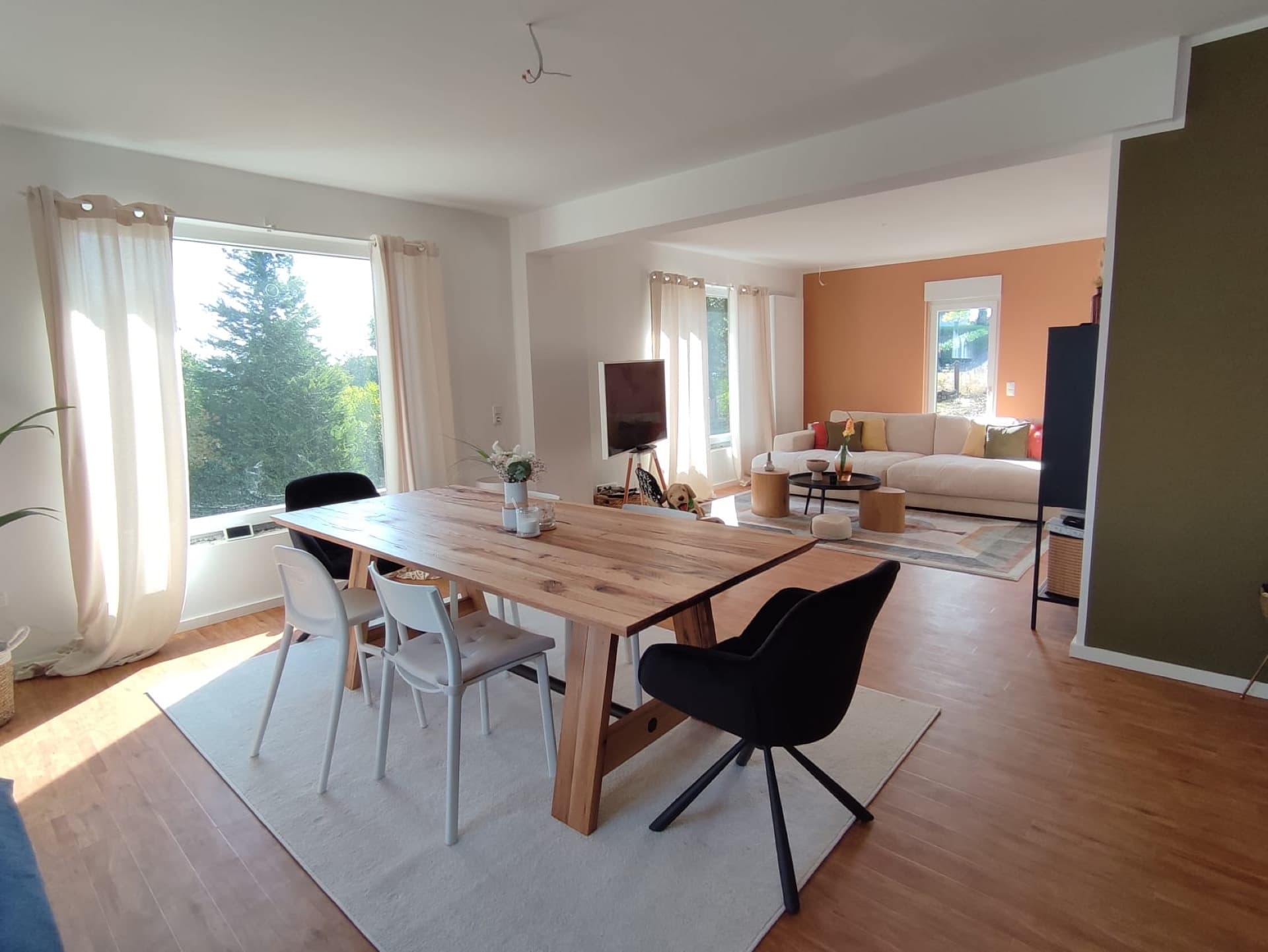 Offener Wohnbereich mit neuem Holzboden