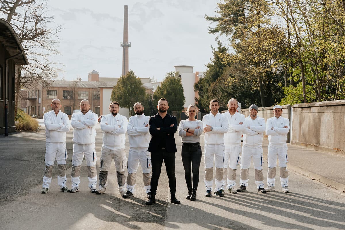 Team von Raumgestaltung Fuhrmann in Firmenkleidung